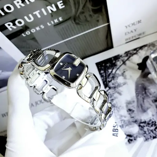 Đồng hồ Gucci nữ dáng lắc QuartZ Tone Silver 